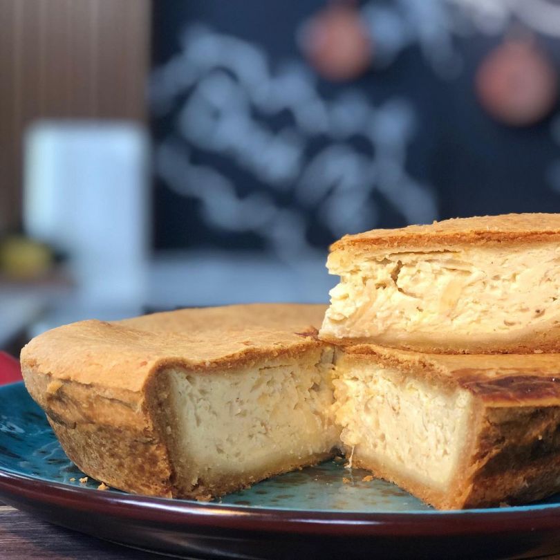 Луковый пирог с сыром и мускатным орехом